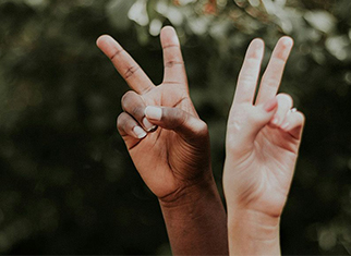 Nachhaltigkeit bei BETZ Zwei Hände machen das Peace-Zeichen